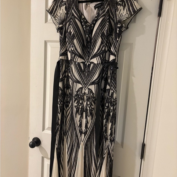 R&M Richards Black and Silver Sequin Maxi Gown Size 16 NWT - Picture 3 of 10